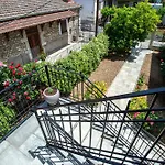 Apartment Ikies Zmas *